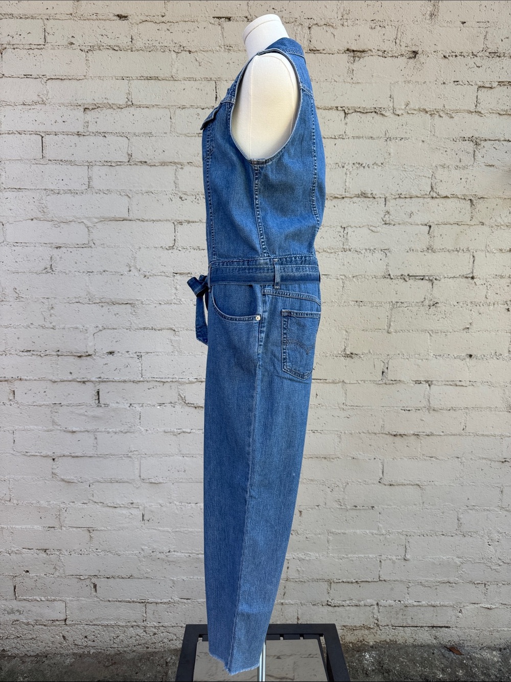 Levi's Cropped Taper Jumpsuit Sleeveless Medium Wash Size M - Picture 6 of 13